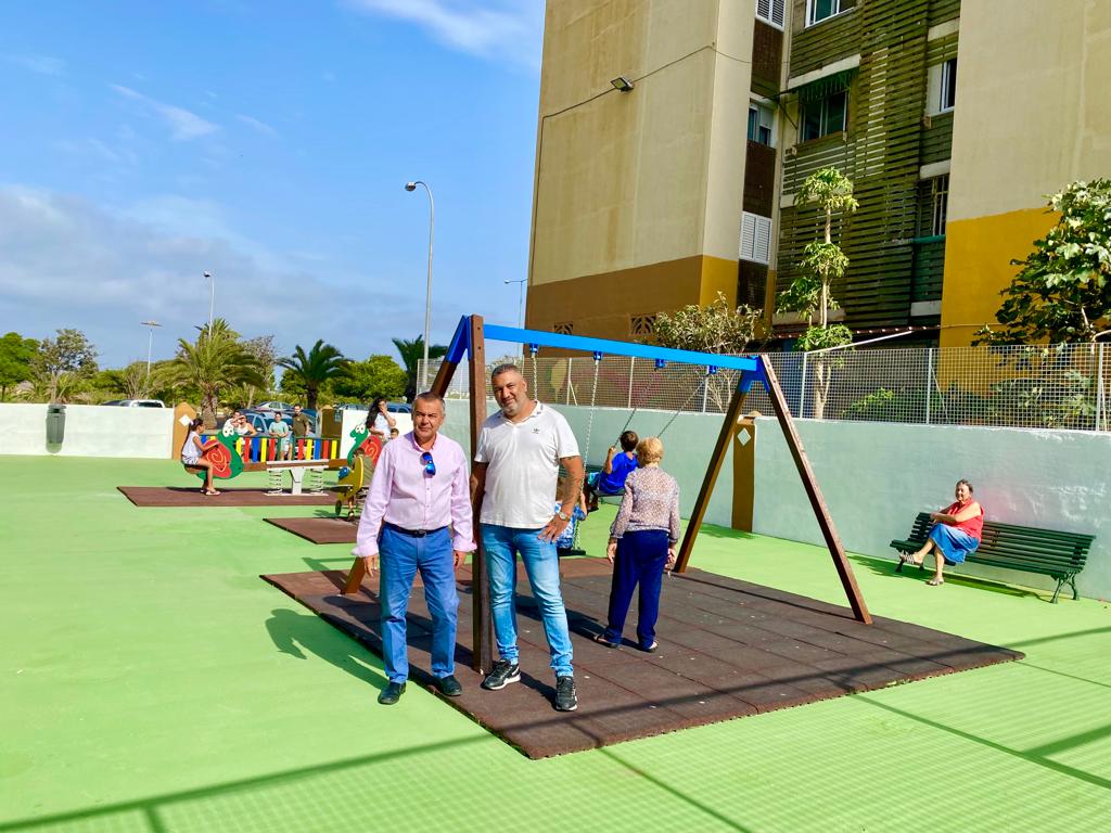 El parque infantil de la Tercera Fase de Jinámar reabre tras su remodelación por parte de Parques y Jardines  