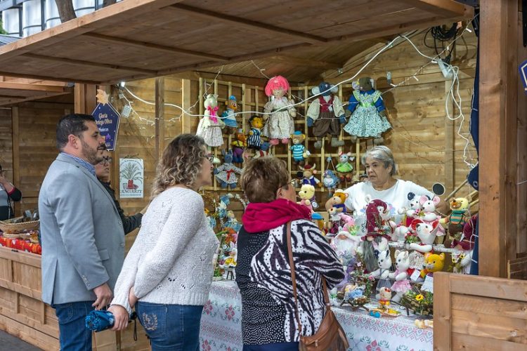 La Feria de Artesanía ofrece en la Avenida de Canarias piezas únicas de artesanos y artesanas del municipio