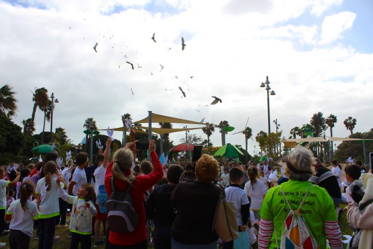 Cerca de 200 alumnos de la isla celebran el Día Escolar de la Paz con una carrera solidaria