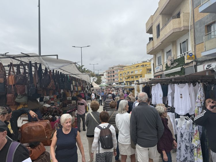El Mercadillo de Arguineguín estrena con éxito su nueva ubicación