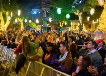 Gáldar da la bienvenida al 2025 con una noche multitudinaria en la Plaza de Santiago con la TV Canaria como testigo