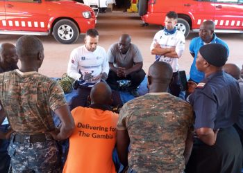 Los bomberos de Gambia muestran interés por el manejo de sus primeros camiones 4X4 y poder acceder a rincones hasta ahora inaccesibles