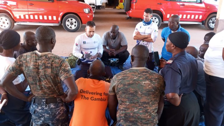 Los bomberos de Gambia muestran interés por el manejo de sus primeros camiones 4X4 y poder acceder a rincones hasta ahora inaccesibles