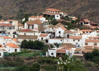 El Ayuntamiento inicia la renovación de los parques infantiles de Fataga y Tunte