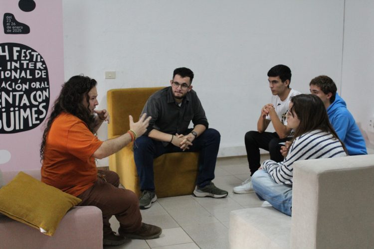 Los jóvenes de Agüimes convierten en un juego el arte de narrar cuentos