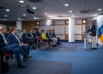 Clavijo señala a industrias emergentes como la microelectrónica como vía para “el crecimiento sostenible y basado en el conocimiento” de Canarias