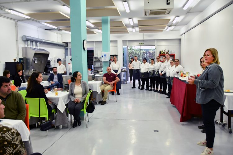 El empresariado turístico examina la cualificación profesional del alumnado del Pfae ‘Cócteles’