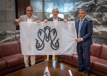 El Gobierno recibe la bandera bendecida de la LXXI Bajada de la Virgen de los Reyes
