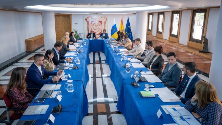 El Gobierno suma a universidades, expertos, empresarios y sindicatos al mayor foro de diálogo sobre el reto demográfico