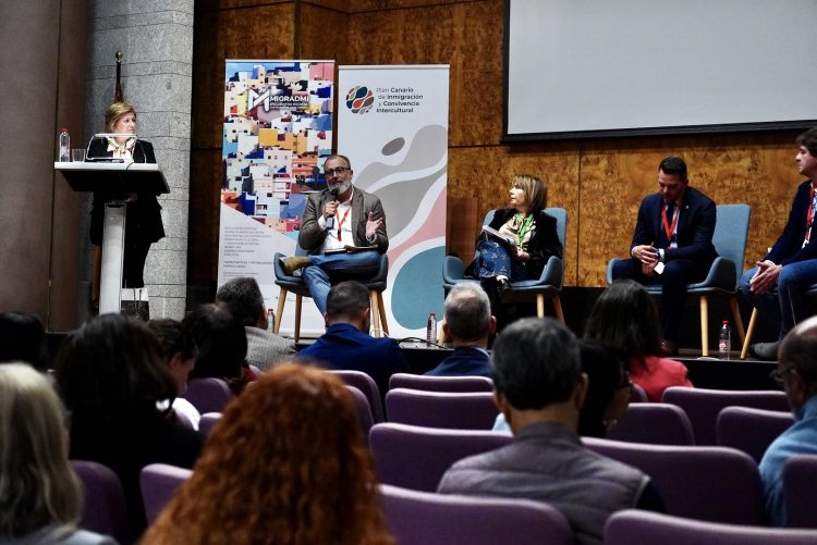 El alcalde defiende las políticas por la convivencia intercultural de Santa Lucía en el Encuentro Estatal de Migraciones