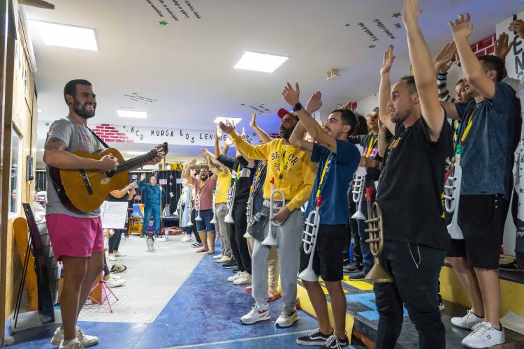 Los Lengüetudos presentan su repertorio para el carnaval 2025 este sábado en el teatro Víctor Jara