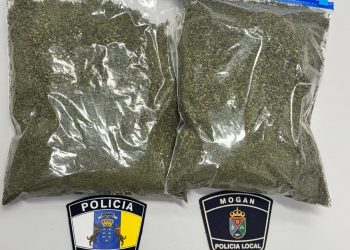 La Policía Local de Mogán detiene a un hombre sin carnet de conducir en un coche con más de medio kilo de marihuana