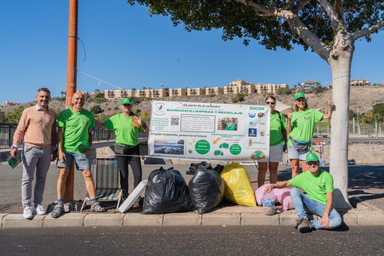 Limpieza y la Fundación Route 66 intensifican la retirada de residuos en el Barranco de Maspalomas con la recogida de 750 kilos de basura en cinco meses
