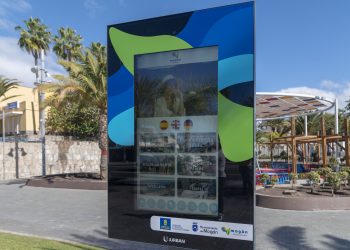 Mogán inicia la instalación de tótems de información interactivos en las paradas de taxis