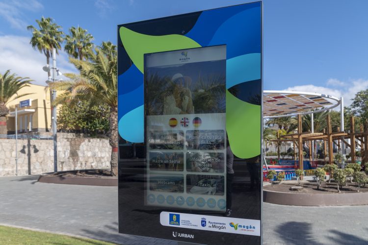 Mogán inicia la instalación de tótems de información interactivos en las paradas de taxis