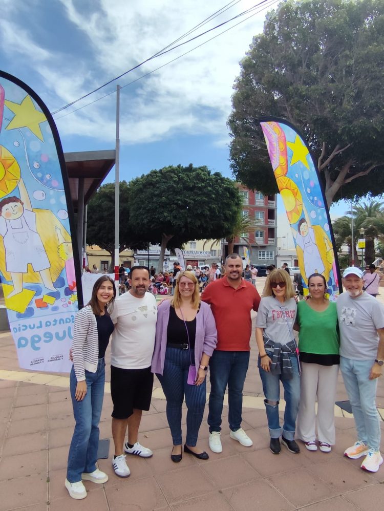 La plaza del Cruce de Sardina se llena de color e ilusión en una nueva jornada de “Santa Lucía Juega”