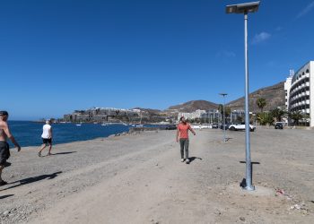Mogán instala farolas fotovoltaicas en un tramo del paseo marítimo entre Arguineguín y Patalavaca que carecía de iluminación