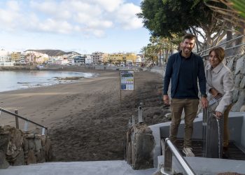 Mogán comienza a reactivar los lavapiés de las playas con agua salada