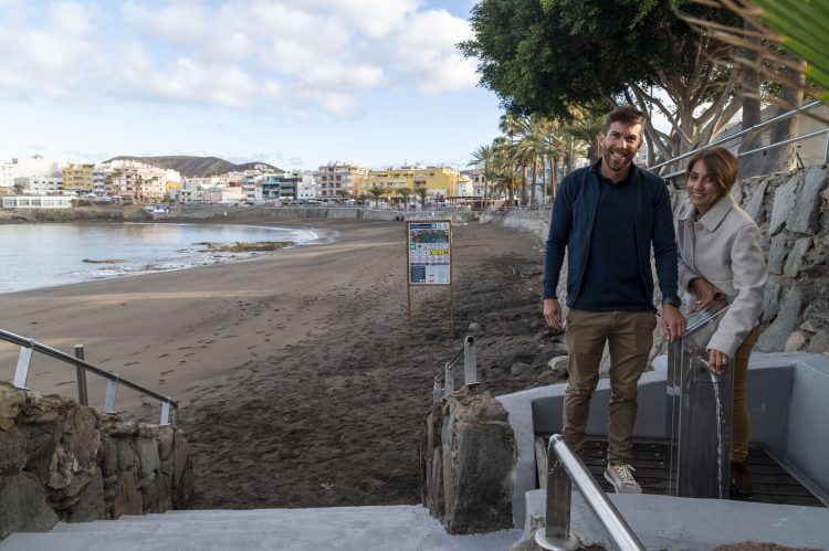 Mogán comienza a reactivar los lavapiés de las playas con agua salada