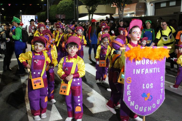 Cientos de personas se unen a la algarabía del Desfile Inaugural del Carnaval de Agüimes