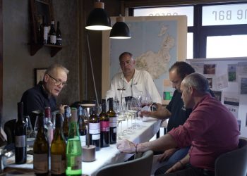 El crítico internacional Tim Atkin cata más de 270 vinos canarios