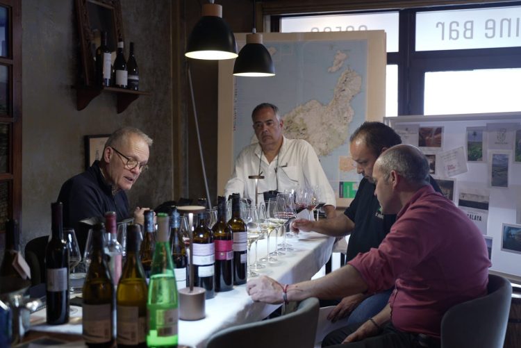 El crítico internacional Tim Atkin cata más de 270 vinos canarios