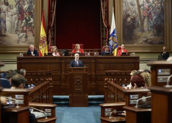 Clavijo anuncia una ofensiva político-jurídica para limitar la residencia y la compra de viviendas a extranjeros