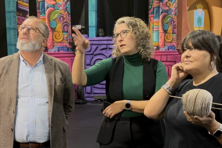 El teatro Víctor Jara se convierte en un templo azteca como escenario para el pregón y la alegoría del Carnaval