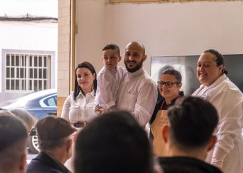 Clientes y amigos de la Molinería  Pérez Gil disfrutan del frangollo de Olga Torres y la música de Germán López