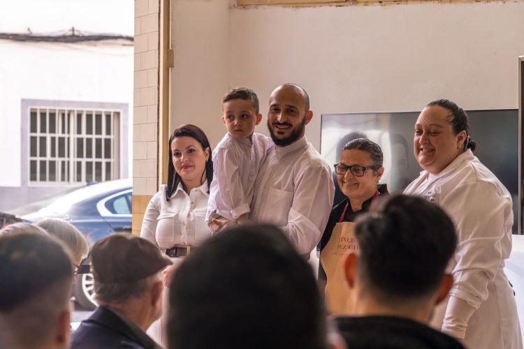 Clientes y amigos de la Molinería Pérez Gil disfrutan del frangollo de Olga Torres y la música de Germán López