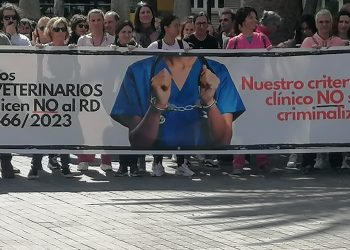 Los veterinarios entregan 20.500 firmas que rechazan el Decreto que los limita en su labor