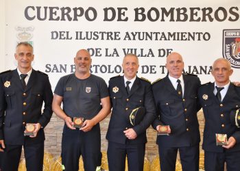 Maspalomas distingue a sus cuatro bomberos con mayor antigüedad