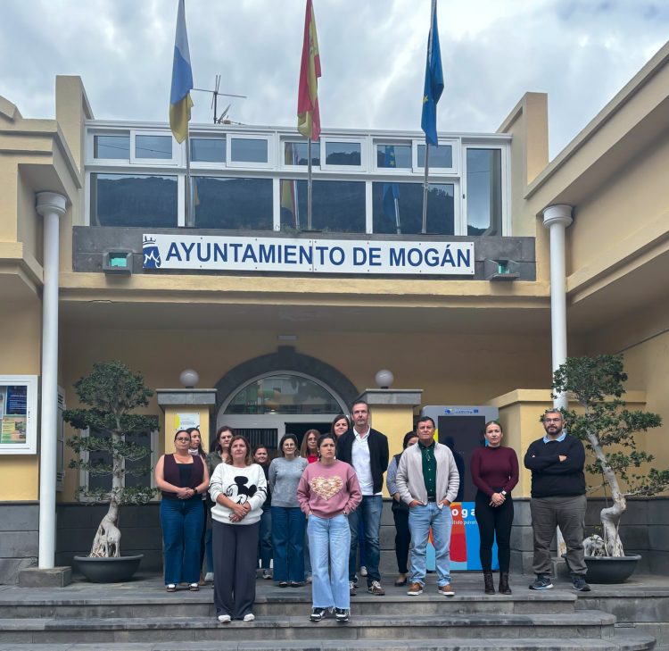Mogán guarda un minuto de silencio en memoria de las víctimas del terrorismo