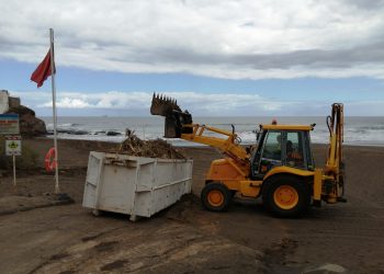 Telde retira 25.000 kilos de residuos en Playa del Hombre tras el paso de la DANA