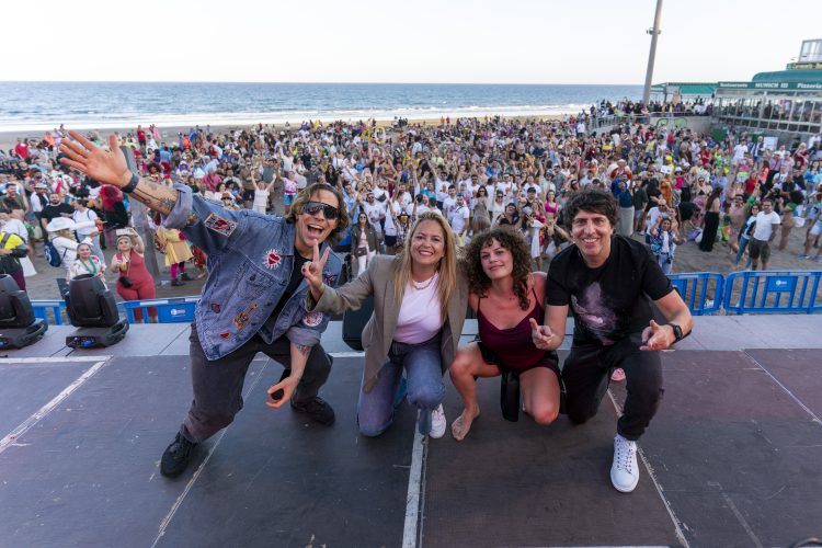Éxito del Carnaval al Sol y homenaje a Cristóbal Rodríguez durante el rescate de la sardina en Playa del Inglés