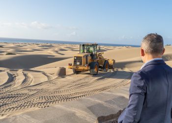 La Concejalía de Limpieza reubica en un año más de 3.3 millones de kilos de arena en Playa del Inglés