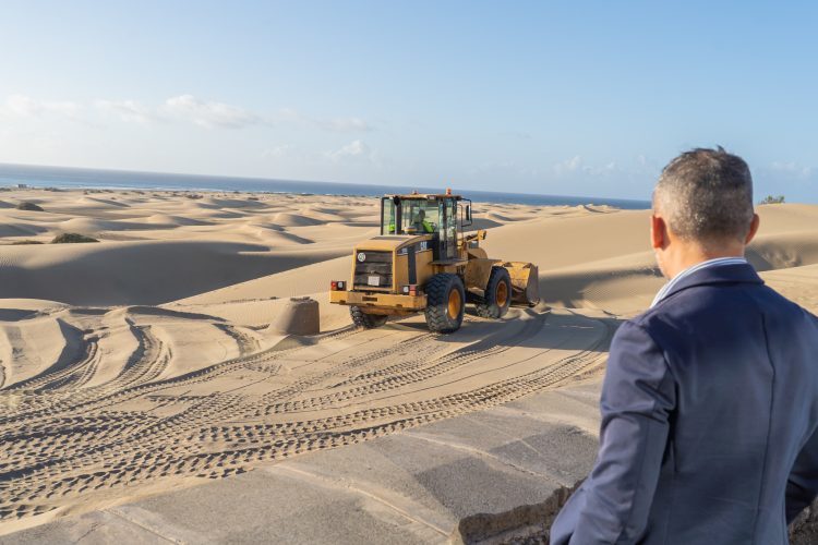La Concejalía de Limpieza reubica en un año más de 3.3 millones de kilos de arena en Playa del Inglés