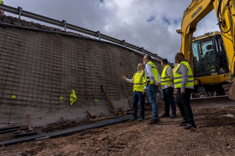 El Cabildo refuerza los muros de un tramo de la Carretera entre Santa Lucía y Temisas con la instalación de más de 50 barras de acero