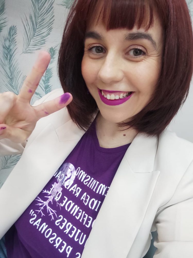 La escritora feminista Myriam López enseña en Maspalomas a autopublicar libros