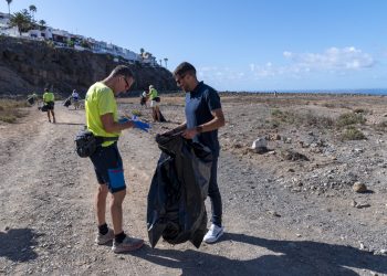 El Ayuntamiento de Mogán y el Club Noruego colaboran en la limpieza de la costa