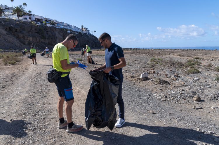 El Ayuntamiento de Mogán y el Club Noruego colaboran en la limpieza de la costa