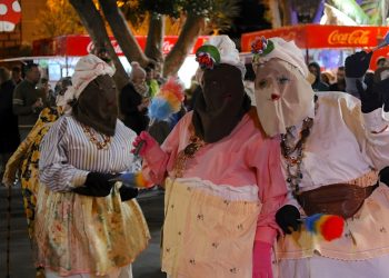 Las mascaritas invaden el casco histórico de Agüimes para celebrar el Carnaval Antiguo