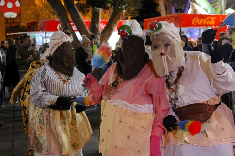 Las mascaritas invaden el casco histórico de Agüimes para celebrar el Carnaval Antiguo