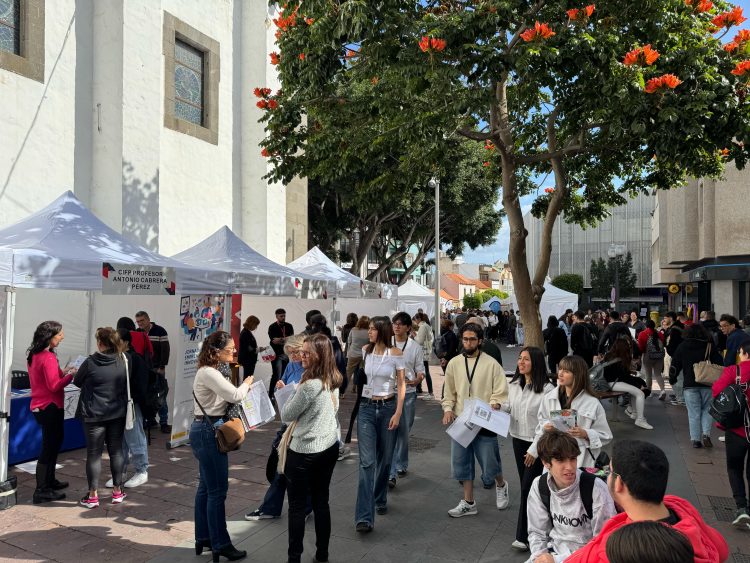 La Feria de Formación Profesional y Empleo conecta a los estudiantes de Telde con su futuro laboral