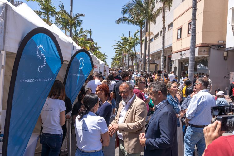 Cientos de personas acuden a la Feria de Empleo para conocer las ofertas de trabajo de una veintena de empresas