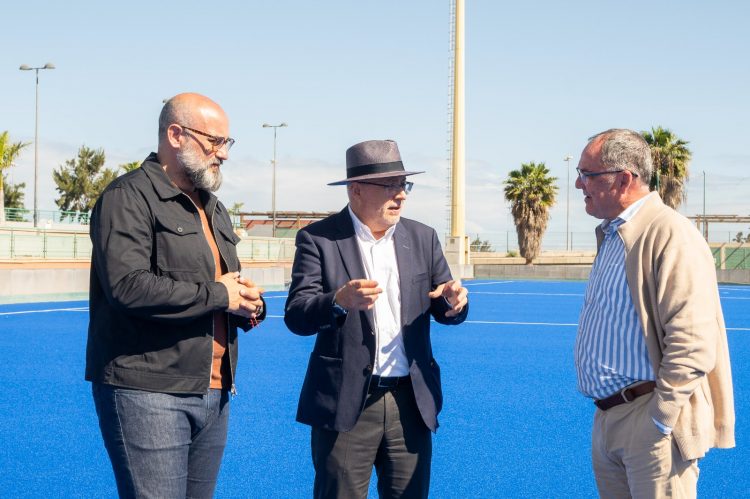El presidente del Cabildo de Gran Canaria y el consejero de Deportes visitan el campo de hockey de Siete Palmas tras una inversión de más de 800.000 euros
