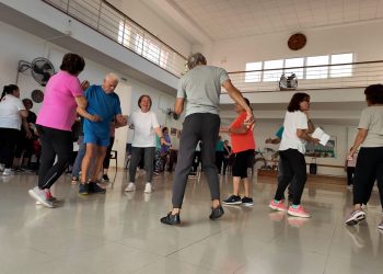 Los mayores de Agüimes aprenden a expresarse con su cuerpo para mejorar su salud mental