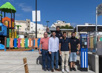 Mogán estrena nuevo sistema de pago en efectivo para hamacas y sombrillas