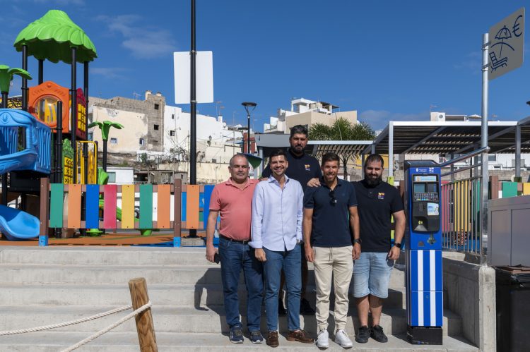 Mogán estrena nuevo sistema de pago en efectivo para hamacas y sombrillas