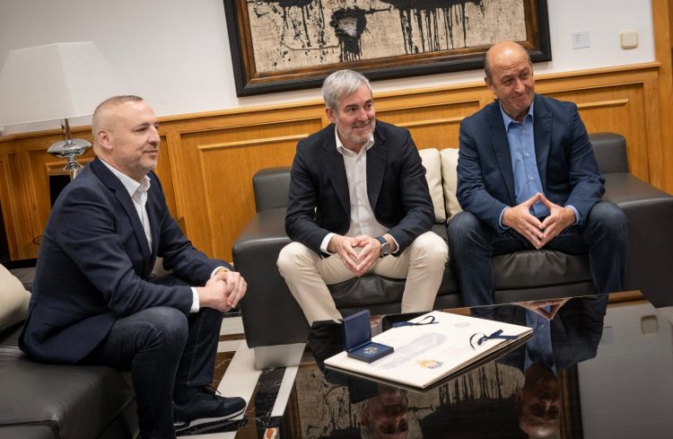 El presidente Clavijo anuncia la entrega de la Medalla de Oro de Canarias a la UD Las Palmas en su 75º aniversario